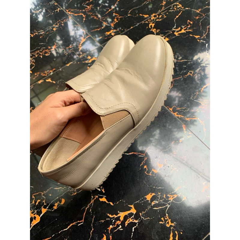 Preloved Sepatu Wanita Slip On Cream Buccheri size 37