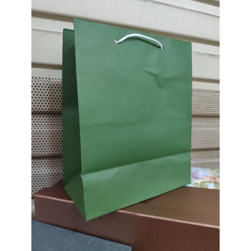 

paper bag buku warna ijo lumut isi 12 pcs bahan tebal