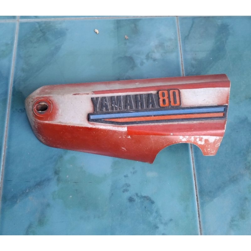 Tutup shock belakang kanan yamaha v80 cover shock belakang kanan yamaha v80 kempol tutup shock belak