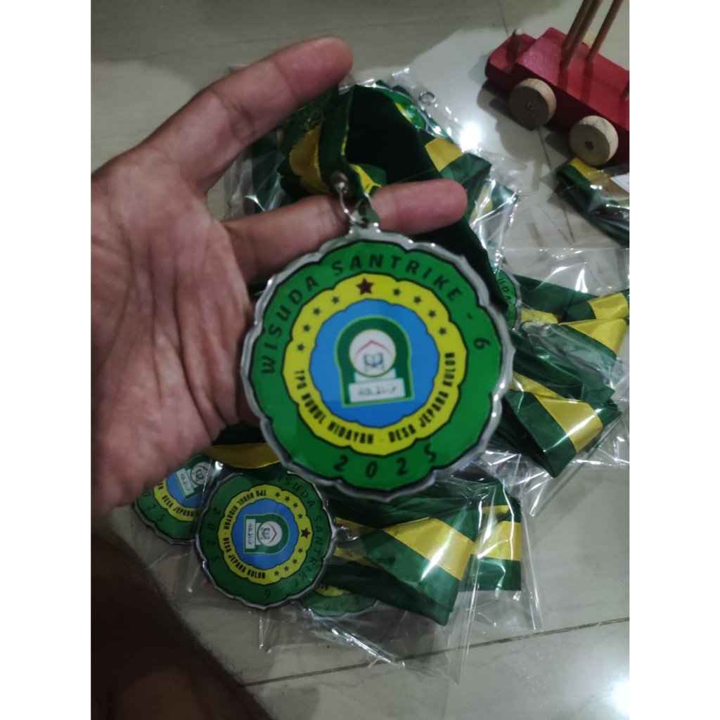 kalung medali wisuda bahan stainless resin ukuran 8 cm