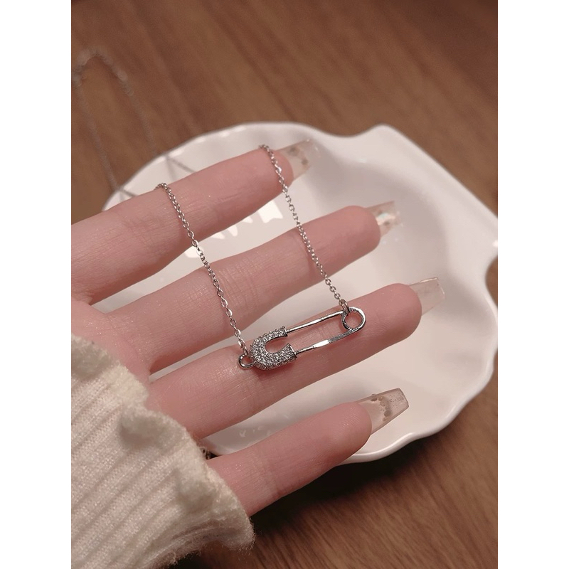 Kalung Titanium Fashion Wanita Liontin Safety Pin Mewah Anti Karat Anti Luntur
