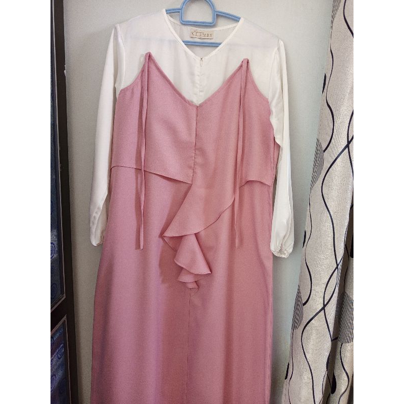 Preloved Dress Wearing Klamby
