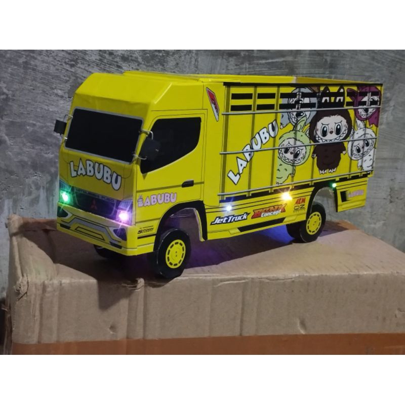 miniatur truk bahan full kayu triplek Dengan livery cutting sticker finishing clear anti air, sudah 