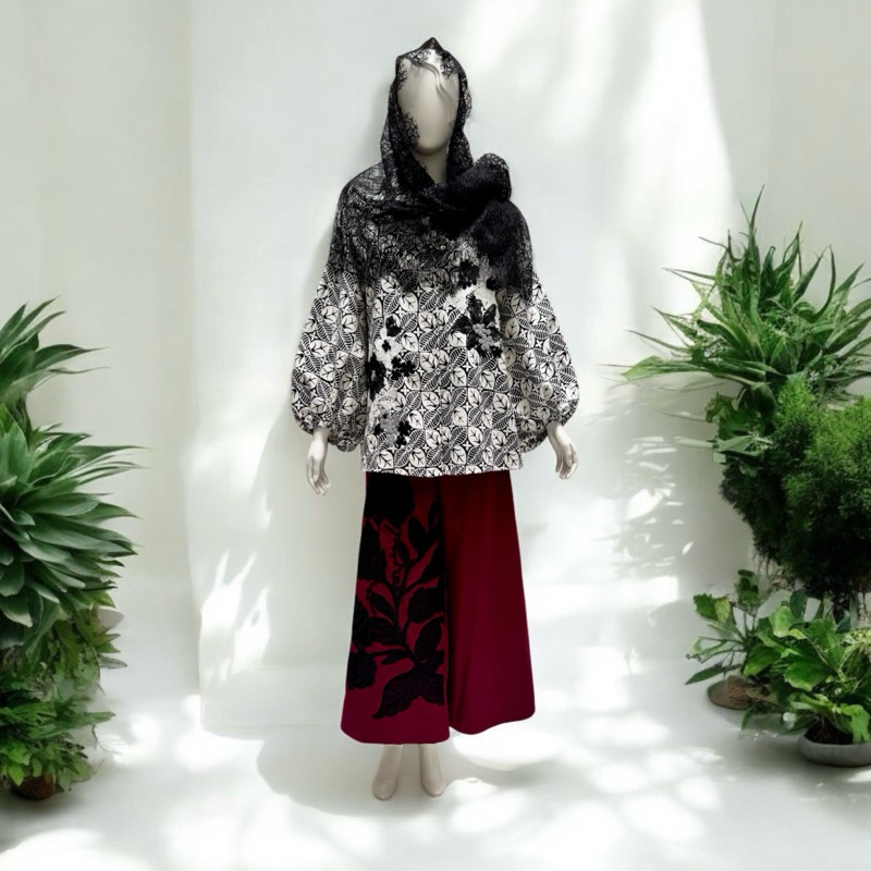 Blus batik cap wanita hitam putih dengan bordir
