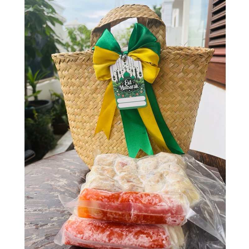

Hamper Bingkisan Dimsum frozen, Bisa Request Pita Kartu , Tas Purun Anyaman, Cover Pot, Serbaguna, Wadah Pot Tanaman Hias, Tradisional, Bingkisan, Ultah, Ulang Tahun, Handmade, Kerajinan Tangan, Goodie Bag, Akikah, Tasyakuran, Mitoni, Siraman, Syukuran