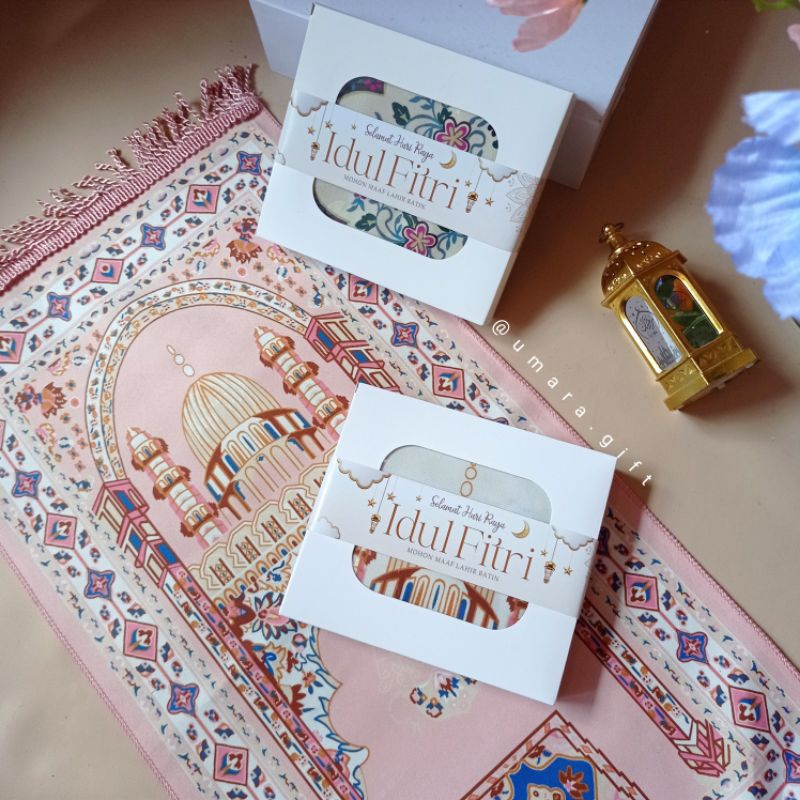 Hampers Sajadah Suede Box Mika | Souvenir Haji Umroh Sajadah Mini bahan Suede Ukuran 35x65cm (Baca d