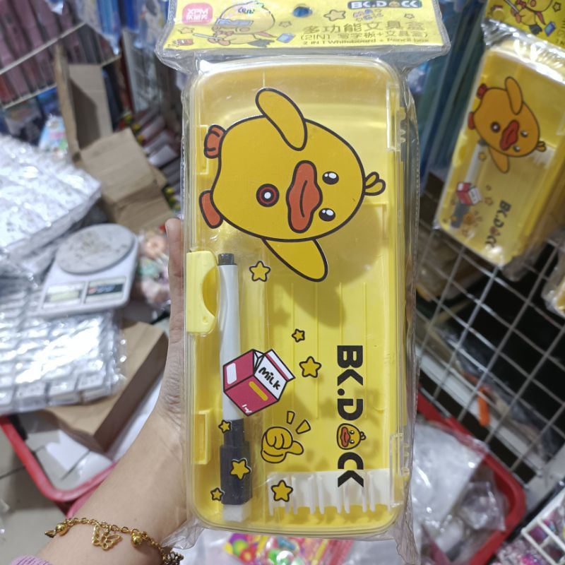 

TEMPAT PENSIL TRANSPARAN KARAKTER DUCK