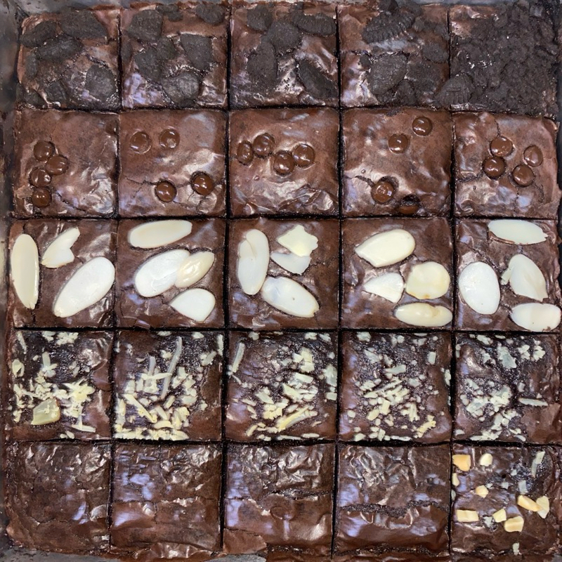 

Fudgy Brownies ukuran 20×20 aneka topping, murah, fresh, made by order