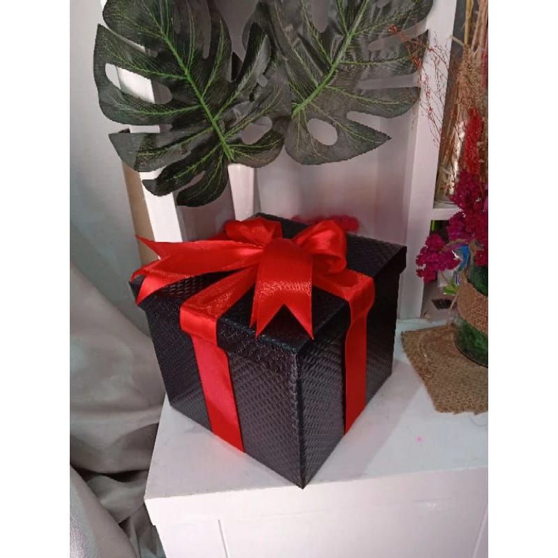 

Kotak kado / kotak gift / box kado ukuran 17x17x15cm