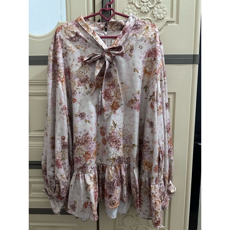 Preloved Wearing klamby .