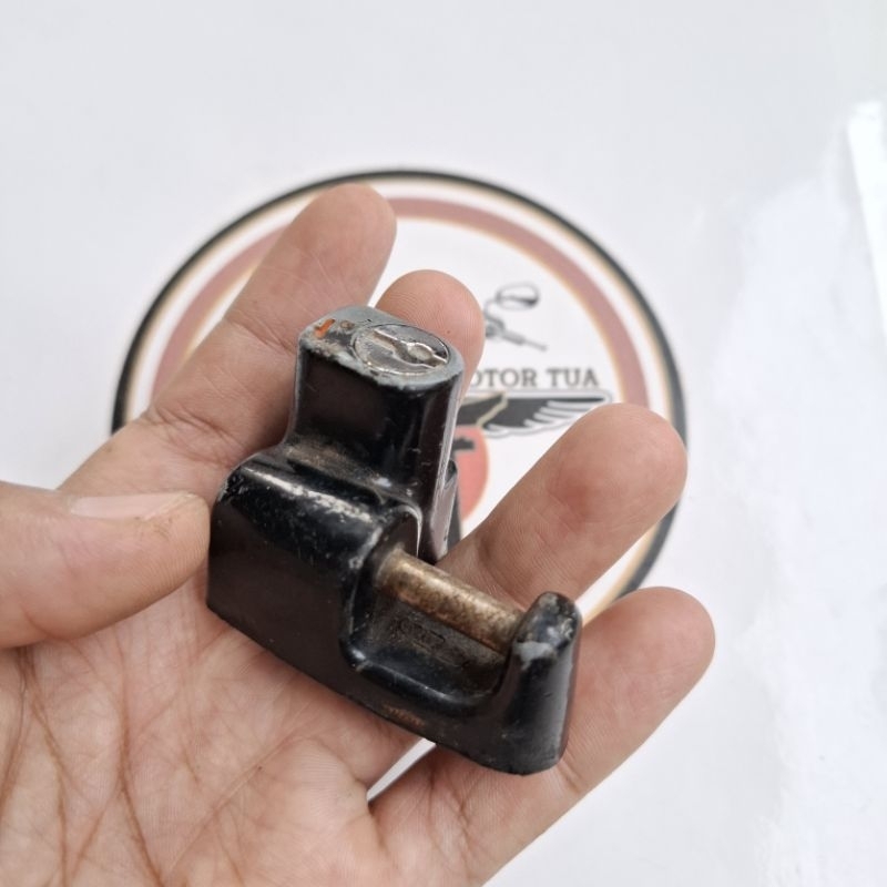 braket dudukan helmet holder kunci helm ori original BEKAS di rangka cb 100 125 cb100 cb125 cb12...