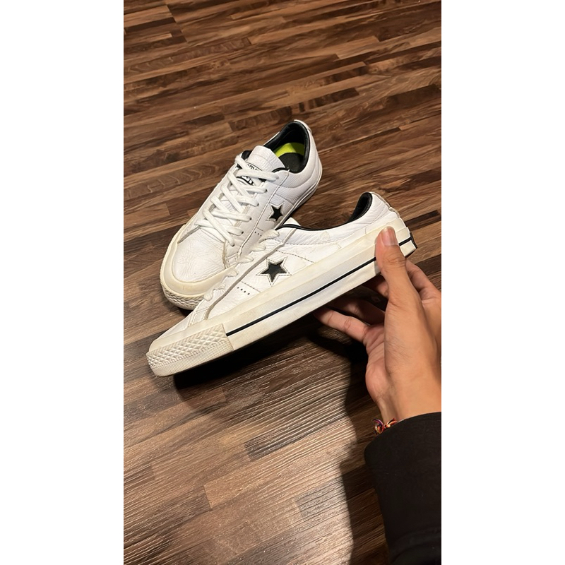 Sepatu converse white one star leather