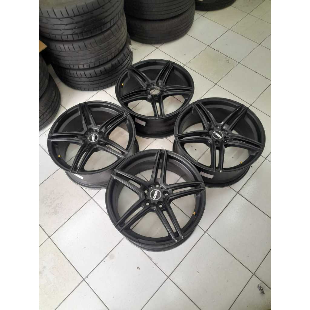VELG MOBIL BEKAS VOSSEN R18X8 5X114,3 ET 45 WARNA BLACK