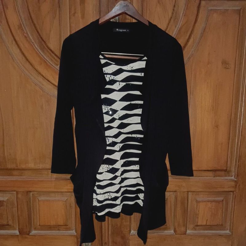 PRELOVED ARNALDO BASSINI Kaos Lengan Panjang Wanita Hitam Motif LD 90