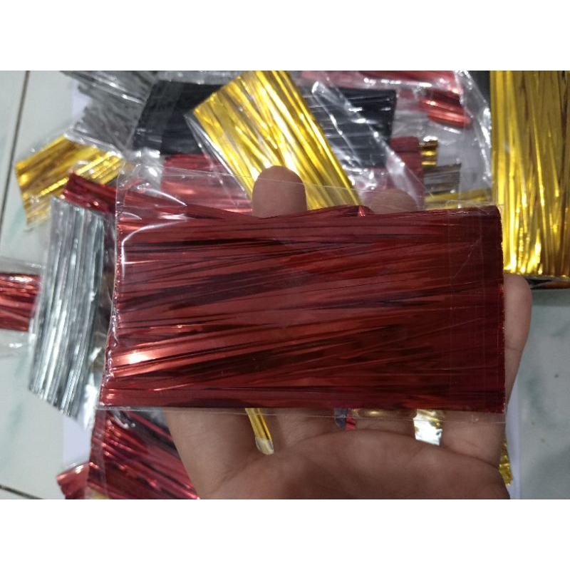 

Pita Kawat +/- 100 pcs / Kawat Metalik Souvenir / Twist Tie / Pita Kawat Souvenir