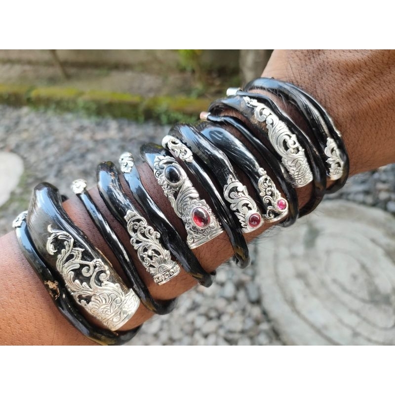 Gelang akar Bahar hitam lentur dengan tambahan gratis cincin, dengan asesoris berbahan titanium lapi