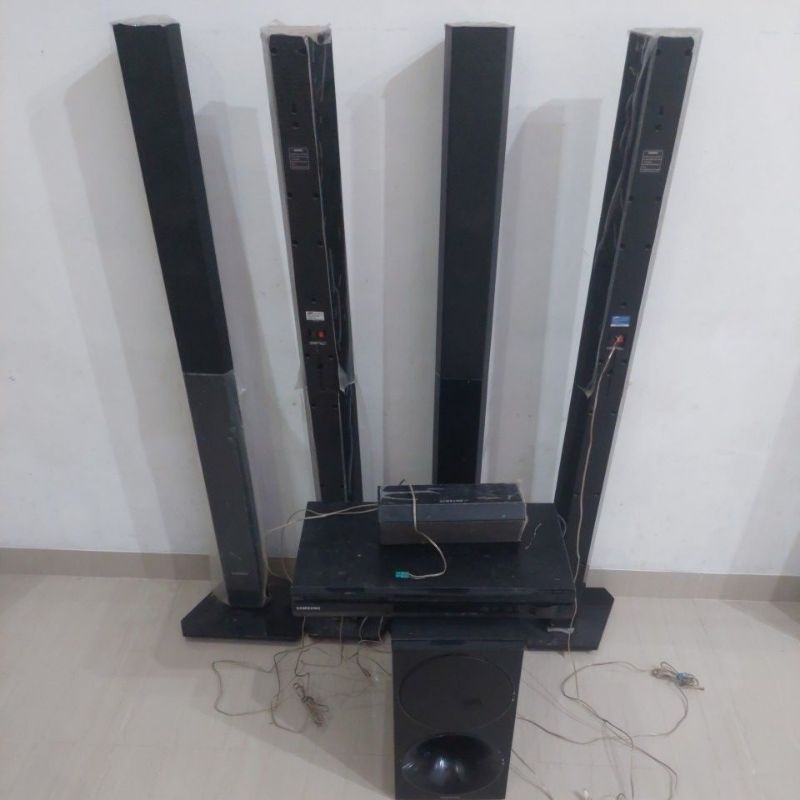 Speaker Samsung, 4 tower speaker hidup baik, 1 subwoofer hidup baik, 1 twitter hidup baik, 1 DVD typ