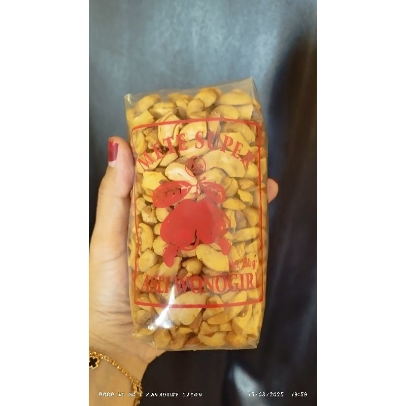 

Kacang mete belahan
