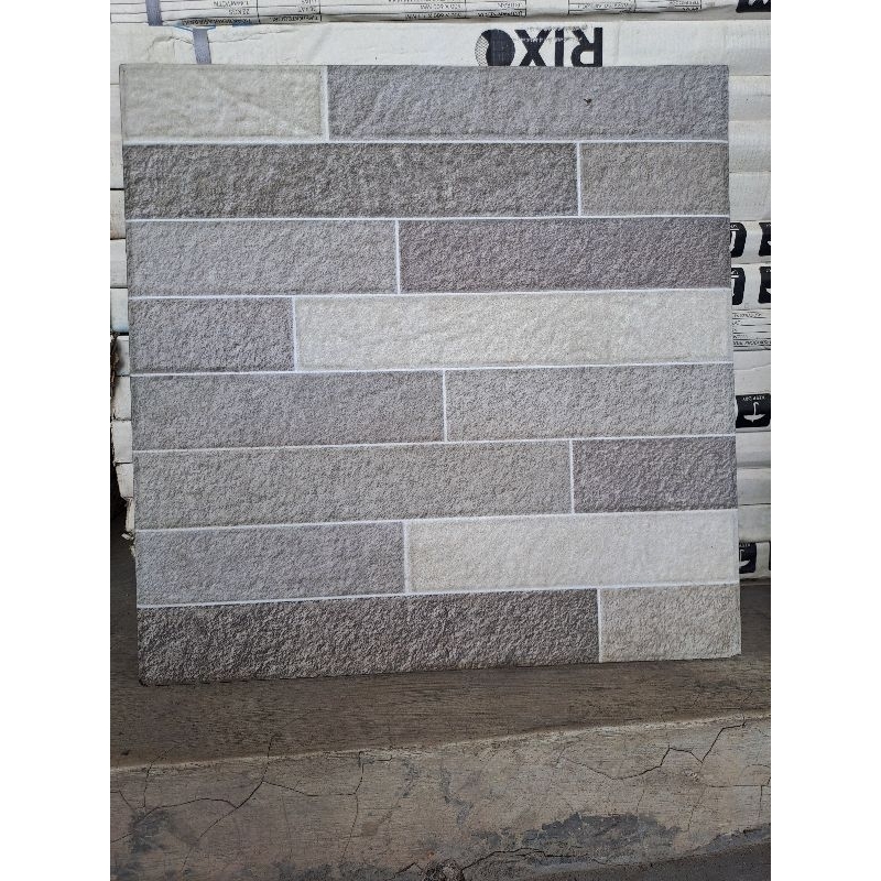 keramik kasar timbul susun bata minimalis warna abu uk 40x40 merk platinum