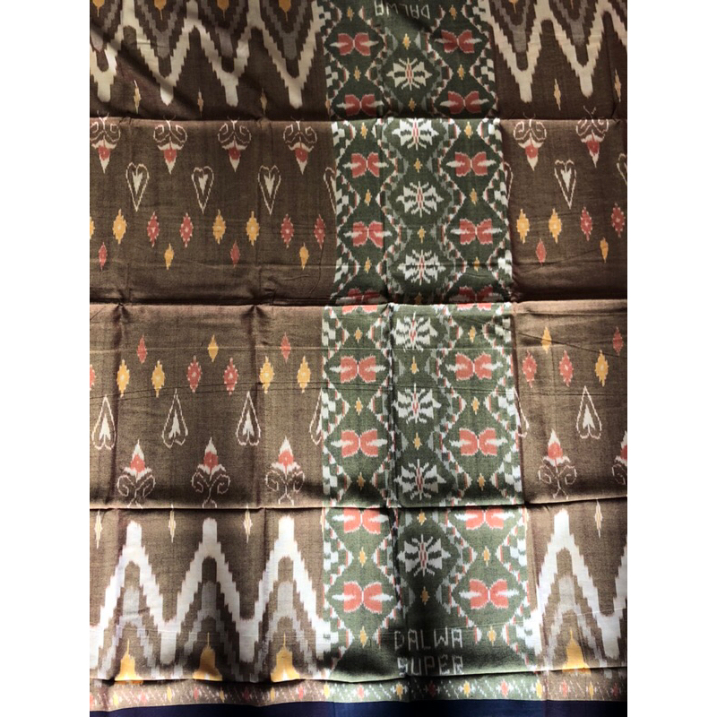 sarung merek Dalwa goyor super, barang asli, warna kuning dominan motif sesuai foto. no mines