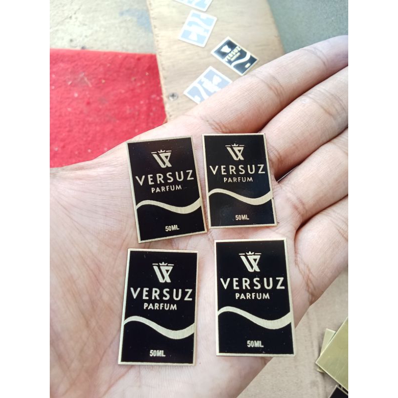 

Label plate custom untuk parfum.