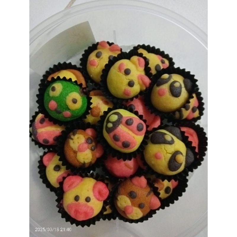 

Kue Gemoy isi coklat & Strawberry/kue karakter/kue lebaran