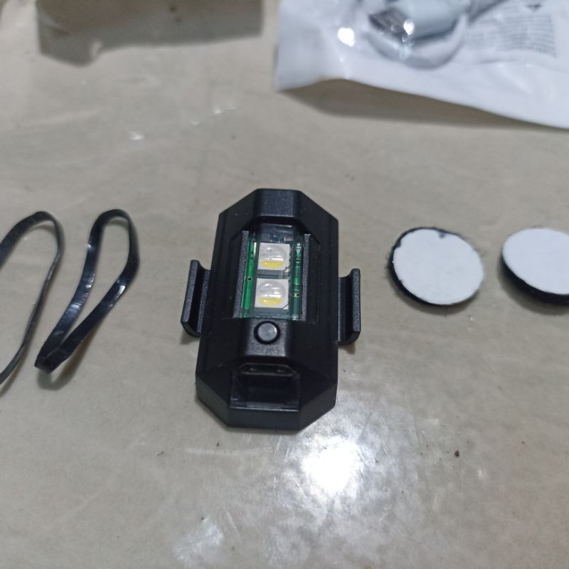 lampu strobo kolong miniatur. kedip pesawat