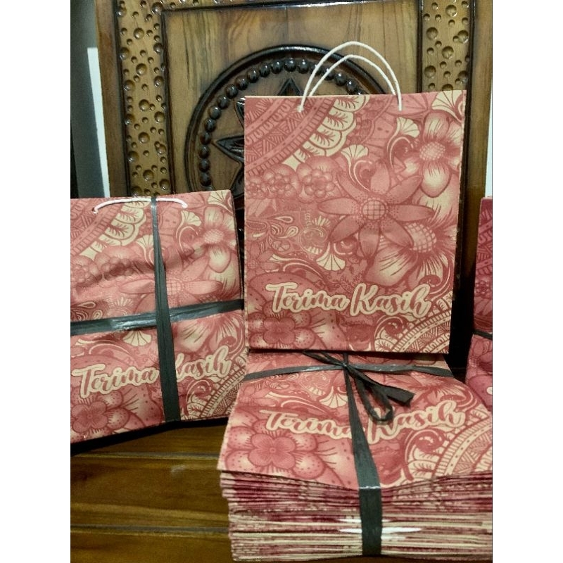

Paper Bag Motif Batik Ukuran Sedang Bahan Tebal