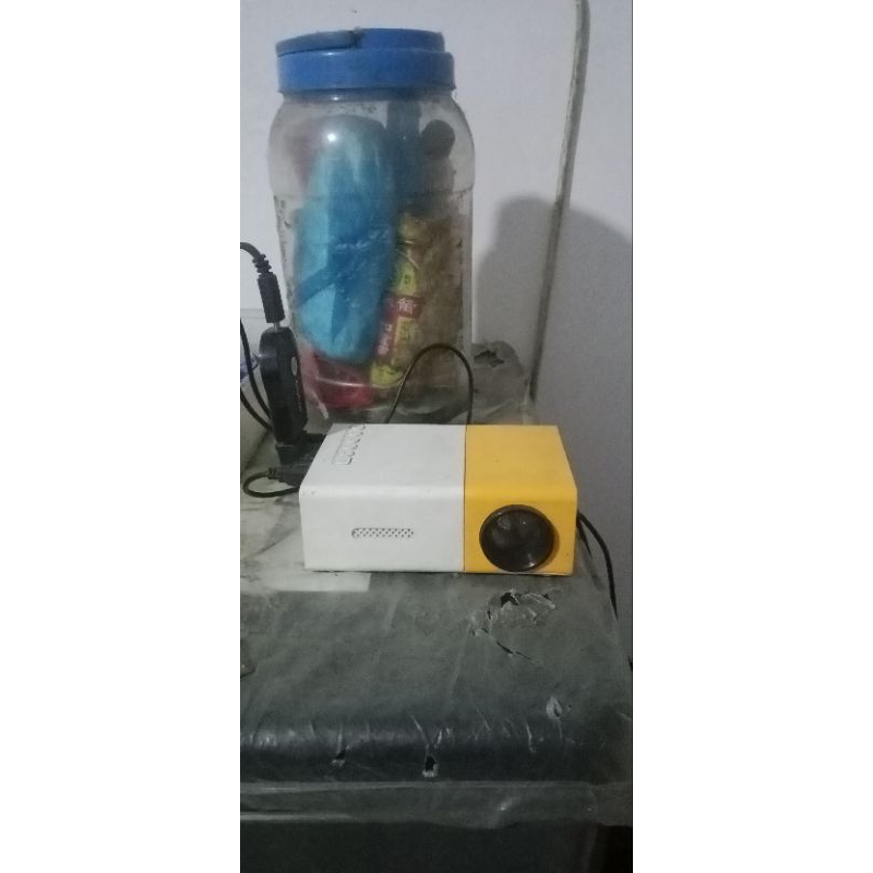 Dijual Mini Proyektor Lengkap dengan Anycast Bekas/Second
