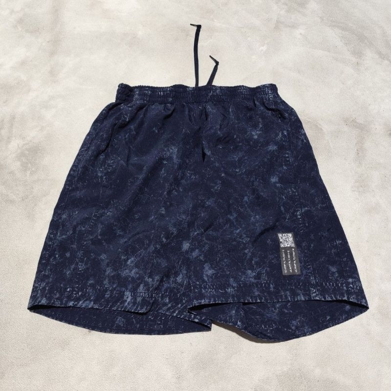 Celana pendek olahraga lari pria adidas motif navy