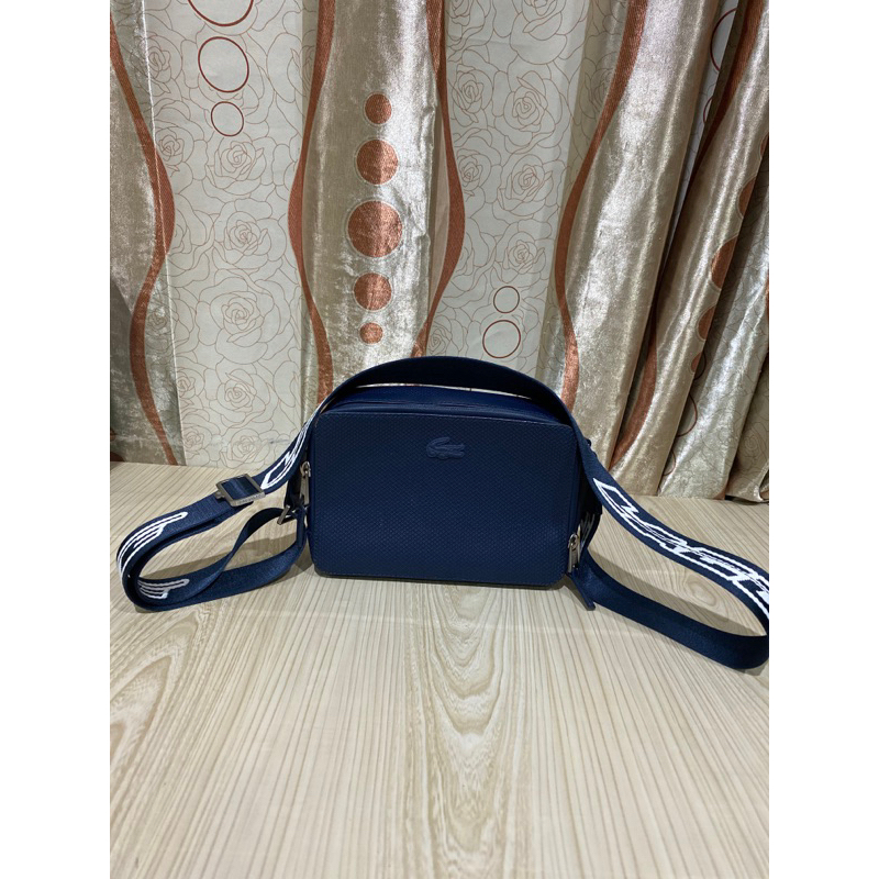Tas selempang merk Lacoste