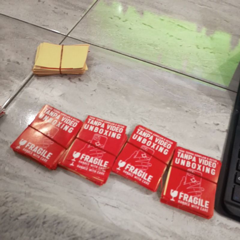 

stiker fragile sudah dipotong isi satu pesanan dapat 36 pcs bisa dapat hadiah kalau kamu beruntung