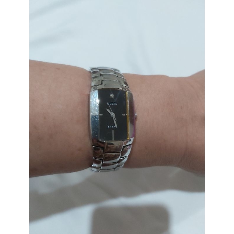 Preloved Jam Tangan Wanita Guess (quartz)