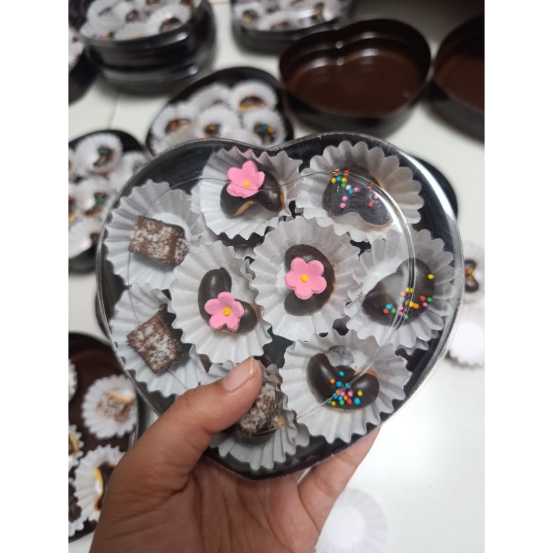

Biskuit coklat box hampers, gift box coklat bentuk love