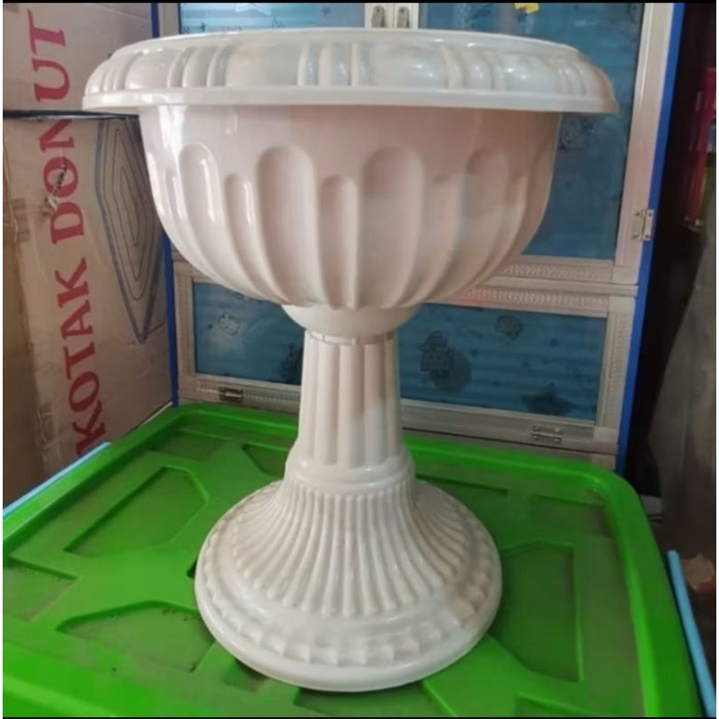 pot bunga duduk, pot bunga jumbo, pot bunga aesthetic, pot bunga sudut ruangan