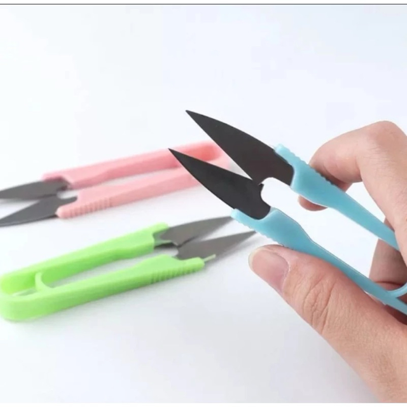 

Gunting Benang Jahit Gagang Plastik /Cekris / Gunting Penjahit / Pemotong Benang 36L