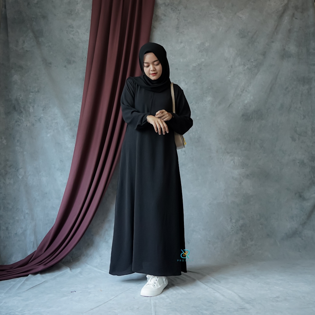 gamis polos hitam bahan crinkle airflow size S M L XL fashion muslim wanita simple RHINO DRESS