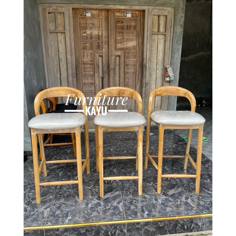 kursi bar minimalis kayu jati, kursi bar kayu jati kombinasi bantalan, kursi bar cafe kayu jati
