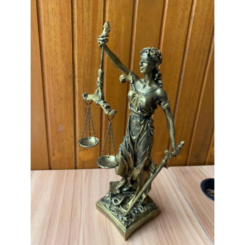 Patung Dewi Keadilan (Gold)