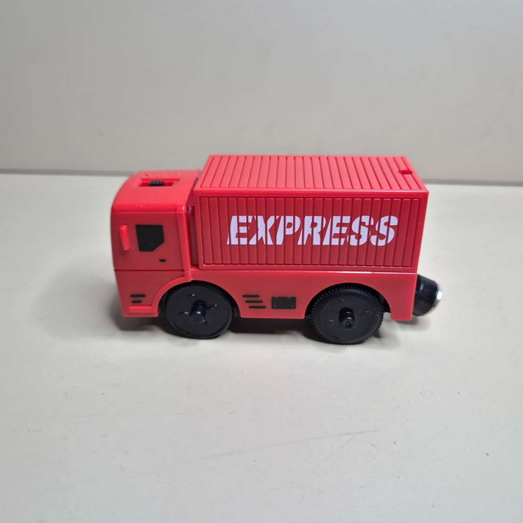 Mainan Truk Logistik merah dengan dinamo dan sambungan magnetic kompatibel kereta track rel kayu