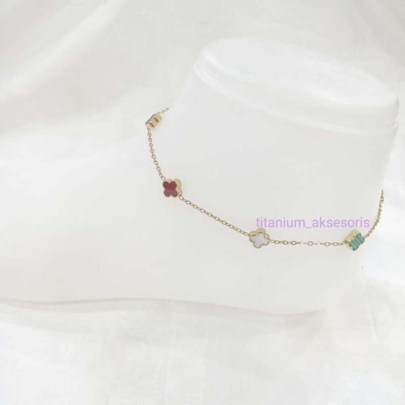 gelang kaki titanium clover kecil warna hitam hijau putih merah warna bolak balik