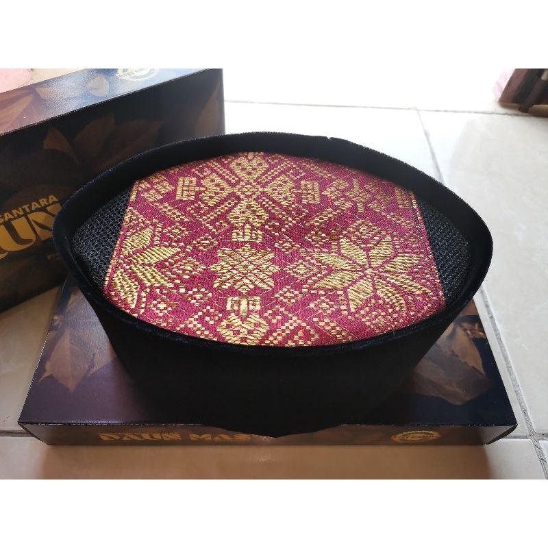 KOPIAH KAIN SONGKET MERAH DAN BLUDRU