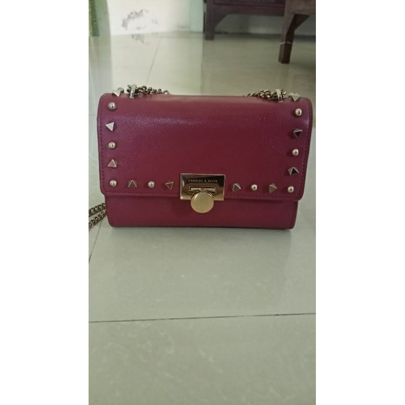 Preloved tas selempang maroon charles & keith
