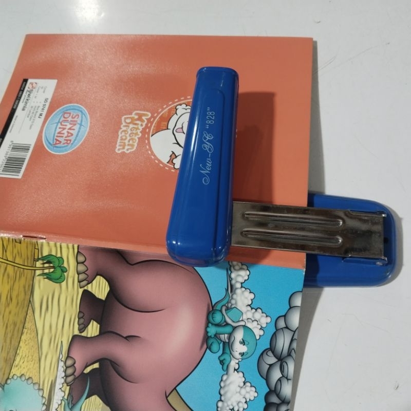 

Stapler 24/6 jilid buku tulis bisa diputar 3 sisi