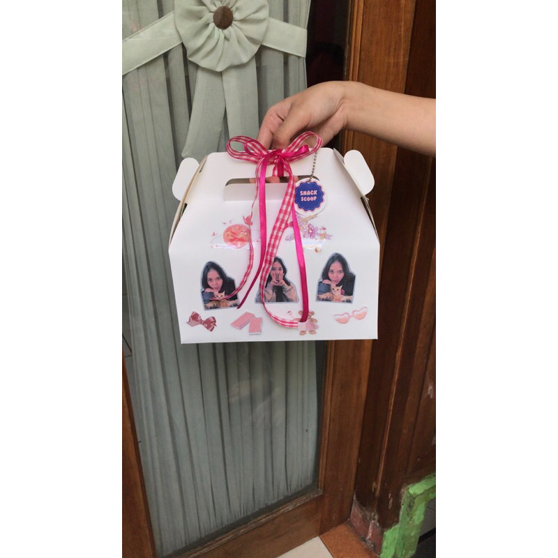

Custome Gift Box | Gable Box | Hampers | Birthday gift | Ukuran kecil