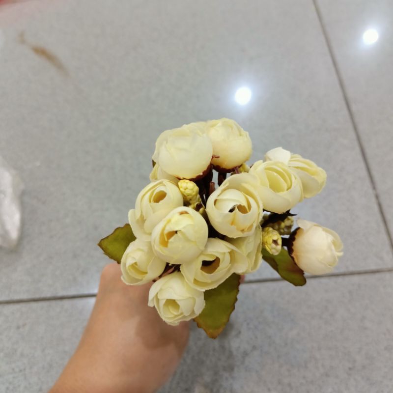 Hiasan bunga artificial mawar kuncup putih