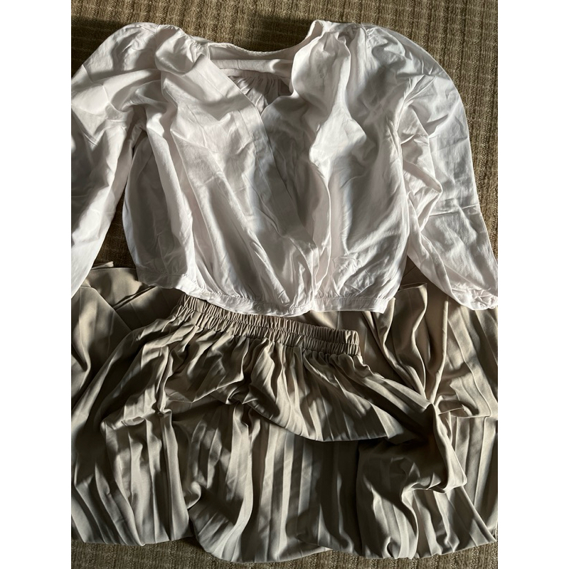 blouse putih dan rok plisket