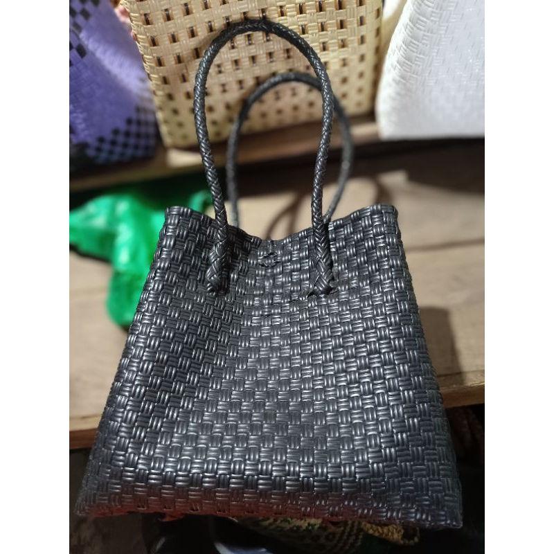 Tas anyaman ukuran sedang