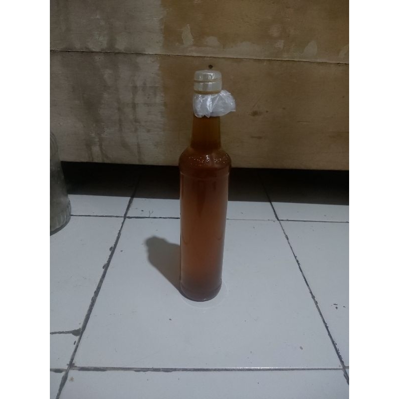 

madu asli ada dua varian madu ada yang masih muda ada yang sudah tua .. madu ini madu asli tawon madu alam bukan ternak dari hutan Tasikmalaya kidul.