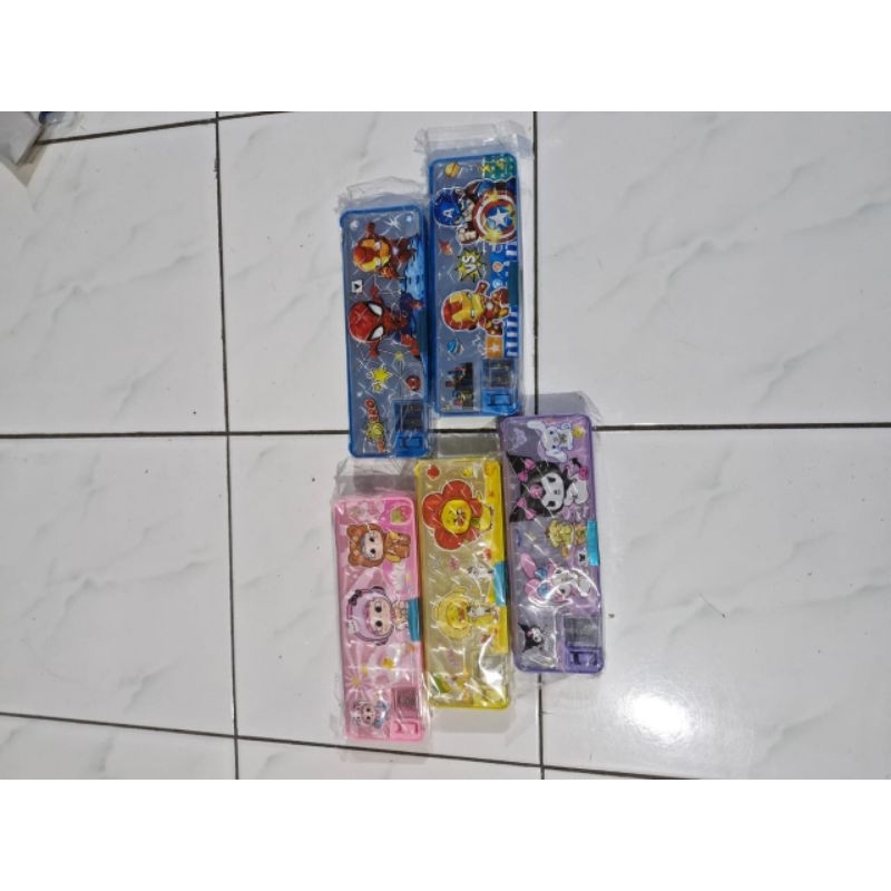 

TEMPAT PENSIL MAGNET TASA BAWAH TIMBAL BALIK + RAUTAN 2 BH 8x20CM